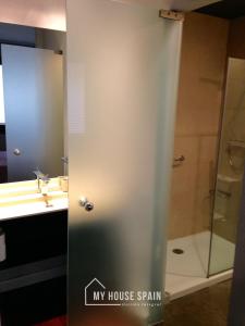 La salle de bains est pourvue d'une douche et d'un lavabo. dans l'établissement MyHouseSpain - Apartamentos Moros 41, à Gijón