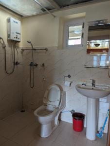 łazienka z toaletą i umywalką w obiekcie Lukla Himalaya Lodge w mieście Lukla