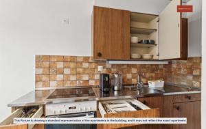 Kuchnia lub aneks kuchenny w obiekcie Suburban Bliss: Charming 2-Story Terrace House