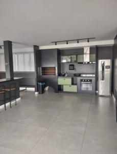 uma grande cozinha com electrodomésticos de aço inoxidável em Century Park 607 - Apartamento na melhor região da Cidade Baixa em Porto Alegre