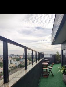 a balcony with a table and chairs on a building at Century Park 607 - Apartamento na melhor região da Cidade Baixa in Porto Alegre