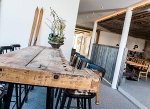 Restoran atau tempat lain untuk makan di GLOCKNERALM - HIKING- and SKIHOTEL exklusively accessible by cable car