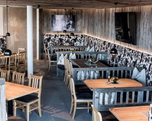 Ruang duduk di GLOCKNERALM - HIKING- and SKIHOTEL exklusively accessible by cable car