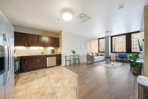 Apartamento con cocina de planta abierta y sala de estar. en 1B1B Sky High Luxury Valet Gym Lounge Roku, en Pittsburgh