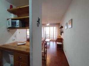 a room with a kitchen and a dining room at Apartamento Menorca son parc in Son Parc