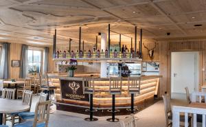 Lounge atau bar di GLOCKNERALM - HIKING- and SKIHOTEL exklusively accessible by cable car