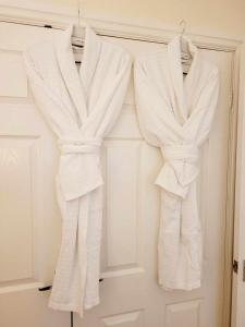 達靈頓的住宿－Apartment 2，三个白色毛巾挂在门上
