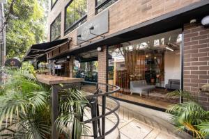 un edificio con un bar en la parte delantera en Dormitorios en Medellín con áreas comunes, Coworking - Be Together by Roots Rentals TOG HAB, en Medellín