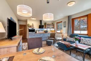 Oewern Diek في فاستروم: غرفة معيشة مع طاولة ومطبخ