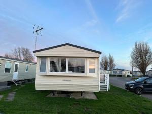 Une petite maison est assise sur l'herbe dans l'établissement Chorley close, à Walton-on-the-Naze