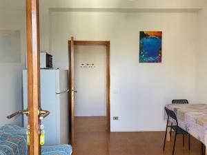 una camera con frigorifero, tavolo e tavolo di Alice a Numana