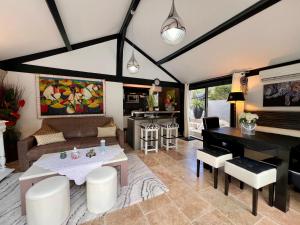 a living room with a table and a kitchen at Maison cottage en Provence, Spa & piscine, pour 4 personnes- Gîtes Les Estelles in Cavaillon
