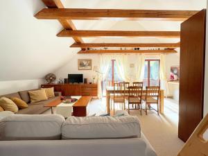 sala de estar con sofá y mesa en Traditional house near Lake Bled & the Alps en Kropa