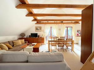 Posezení v ubytování Luxury holiday home near Lake Bled & the Alps