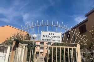 ein Schild mit der Aufschrift „Las Maragoguesynchronous Panic“ hinter einem Zaun in der Unterkunft Maisonette by the sea in Frontignan