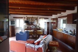 Zona d'estar a Country house with pool and view sea terrace
