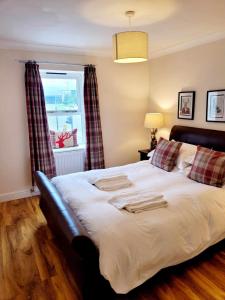 Una cama grande en un dormitorio con ventana. en Apartment 3, en Darlington