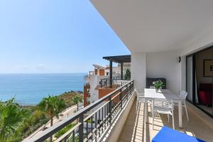 balcón con vistas al océano en Olée Nerja Holiday Rentals by Fuerte Group, en Torrox Costa