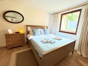 Postel nebo postele na pokoji v ubytování Luxury holiday home near Lake Bled & the Alps