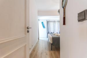 Zimmer mit einem Bett und einem Zimmer mit einer Tür in der Unterkunft Vita Portucale ! Costa Caparica Decor in Costa da Caparica