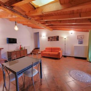 A television and/or entertainment centre at Il nido in montagna Mountain Lake Iseo Hospitality