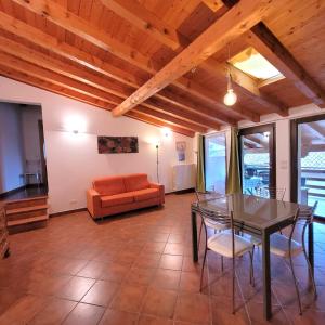 A seating area at Il nido in montagna Mountain Lake Iseo Hospitality
