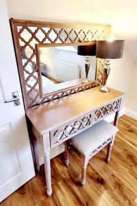 a dressing table with a mirror and a lamp on it at Apartment 5 - two bedroom luxury apartment close to town, mainline rail & theatre stylish and comfortable in Darlington