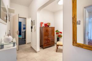 a hallway with a mirror and a dresser at Wohnung Belle Epoque in Baden-Baden