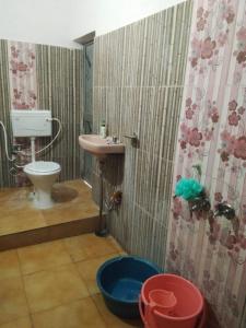 y baño con aseo y lavamanos. en Gyanbhumi Homestay Ayodhya, en Faizābād