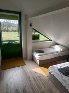 Posteľ alebo postele v izbe v ubytovaní dom imprezowy laspapiernia