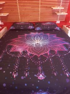 ローマにあるLady D Bed&Breakfastの紫とピンクのマンダラが付いたベッド
