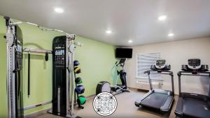 un gimnasio con dos máquinas de correr en una habitación en WoodSpring Suites Downers Grove - Chicago en Downers Grove