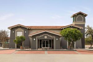 een weergave van een gebouw op een school bij La Quinta Inn by Wyndham San Antonio Vance Jackson in San Antonio