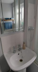 Koupelna v ubytování Norwich City, lovely 3 bed house, EV charger, garden with BBQ, free parking for 3 cars