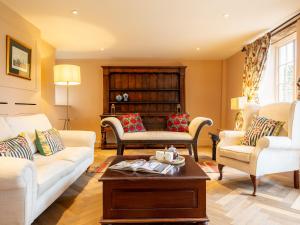 a living room with two couches and a coffee table at Ashworth House in Leafield