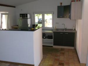 una cucina con un lavello e un piano di lavoro di Ferienhaus mit Garten im Odenwald zu vermieten a Fränkisch-Crumbach