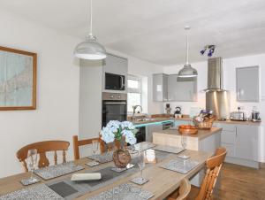 Köök või kööginurk majutusasutuses Gwen Y Wawr