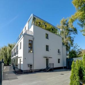 un edificio bianco con un tetto sopra di Villa Rheinblick a Colonia