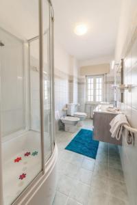 W łazience znajduje się prysznic, umywalka i toaleta. w obiekcie Luisa Flat - Metro Basilica San Paolo w Rzymie