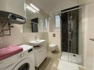 uma casa de banho com uma máquina de lavar roupa e um lavatório em Nice flat in centrum Prague 1 Washingtonova em Praga