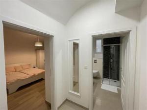um quarto com uma cama e uma casa de banho com um espelho. em Nice flat in centrum Prague 1 Washingtonova em Praga