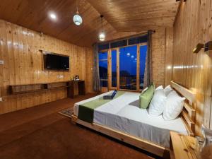 Postel nebo postele na pokoji v ubytování Gadegal Homestay Narkanda - Rooms & Pahadi Café