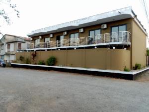 ein Gebäude mit Balkon auf der Seite in der Unterkunft HOTEL COMFORT in Quelimane