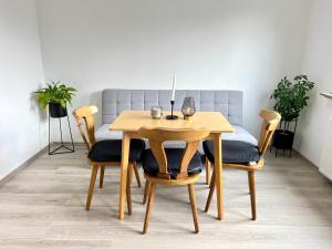 uma sala de jantar com mesa e cadeiras em Comfy Apartment mit Garten in Köln em Colônia