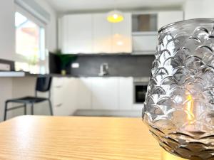 um vaso de vidro sentado numa mesa numa cozinha em Comfy Apartment mit Garten in Köln em Colônia