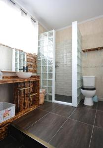 uma casa de banho com um WC e um lavatório em Casa de playa en Vilanova de Arousa em Vilanova de Arousa
