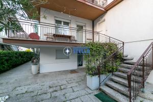 - Edificio con escalera y balcón en Condominio Secchiati en Lido di Jesolo