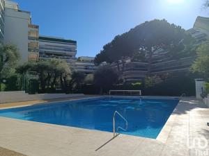 ein Schwimmbad in der Mitte eines Gebäudes in der Unterkunft Appartement 40m2 Immense Terrasse Angle Piscine Juan les Pins in Antibes