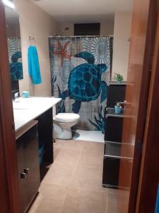uma casa de banho com um WC e uma cortina de chuveiro em Paraíso de la Costa Brava em Portbou