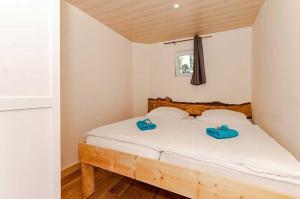 1 dormitorio con 1 cama con zapatillas azules en Seebär en Ueckeritz